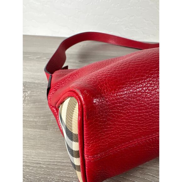 Burberry Red Grained Leather Horn Toggle Shoulder bag - Picture 5 of 10